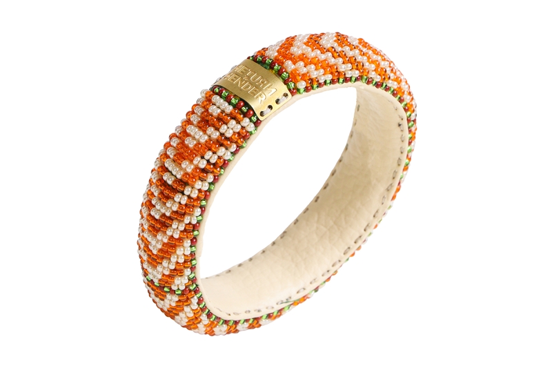 Return to Sender - Armband oranje met witte pijlen met glazen kralen - kralenarmband Ø 7 cm - dames